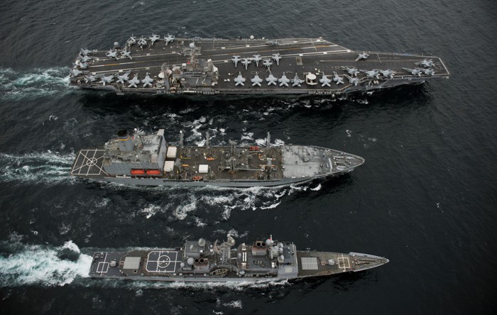 Tàu sân bay USS Abraham Lincoln phối hợp với tàu tiếp liệu USNS Guadalupe và tuần dương hạm USS Cape St. George.